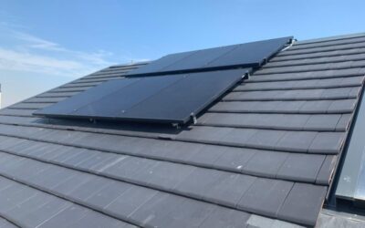 Instalación de placas solares sobre tejado negro: la elegancia ‘black’